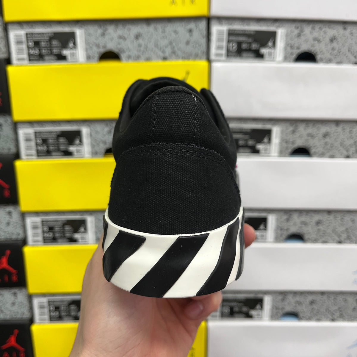 Off-White Vulc Low 'Noir Rose Fuchsia'