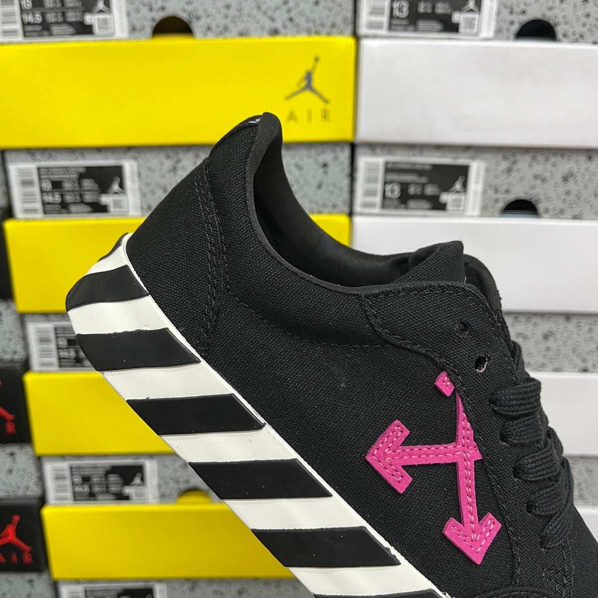 Off-White Vulc Low 'Noir Rose Fuchsia'