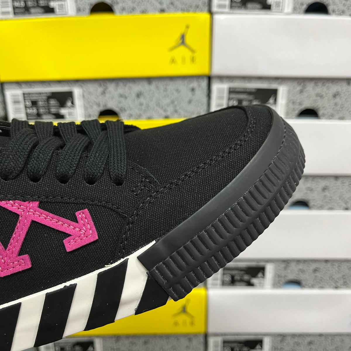 Off-White Vulc Low 'Noir Rose Fuchsia'