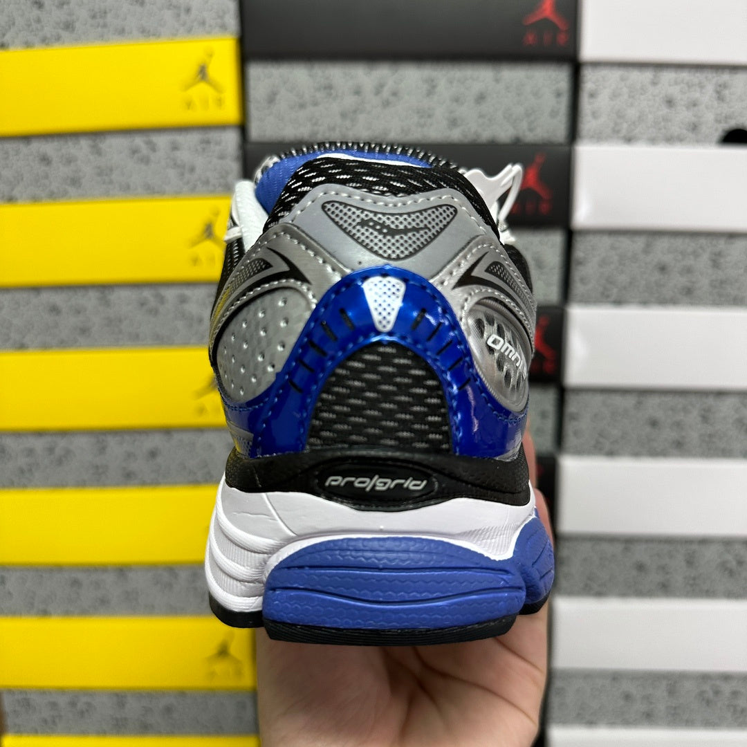 Saucony ProGrid Omni 9 'Argent Noir Bleu Royal' — vue 3