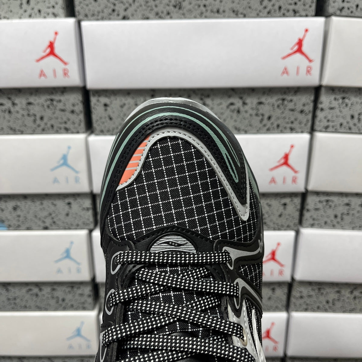 Saucony ProGrid Triumph 4 'Noir Argent Orange' — vue 11