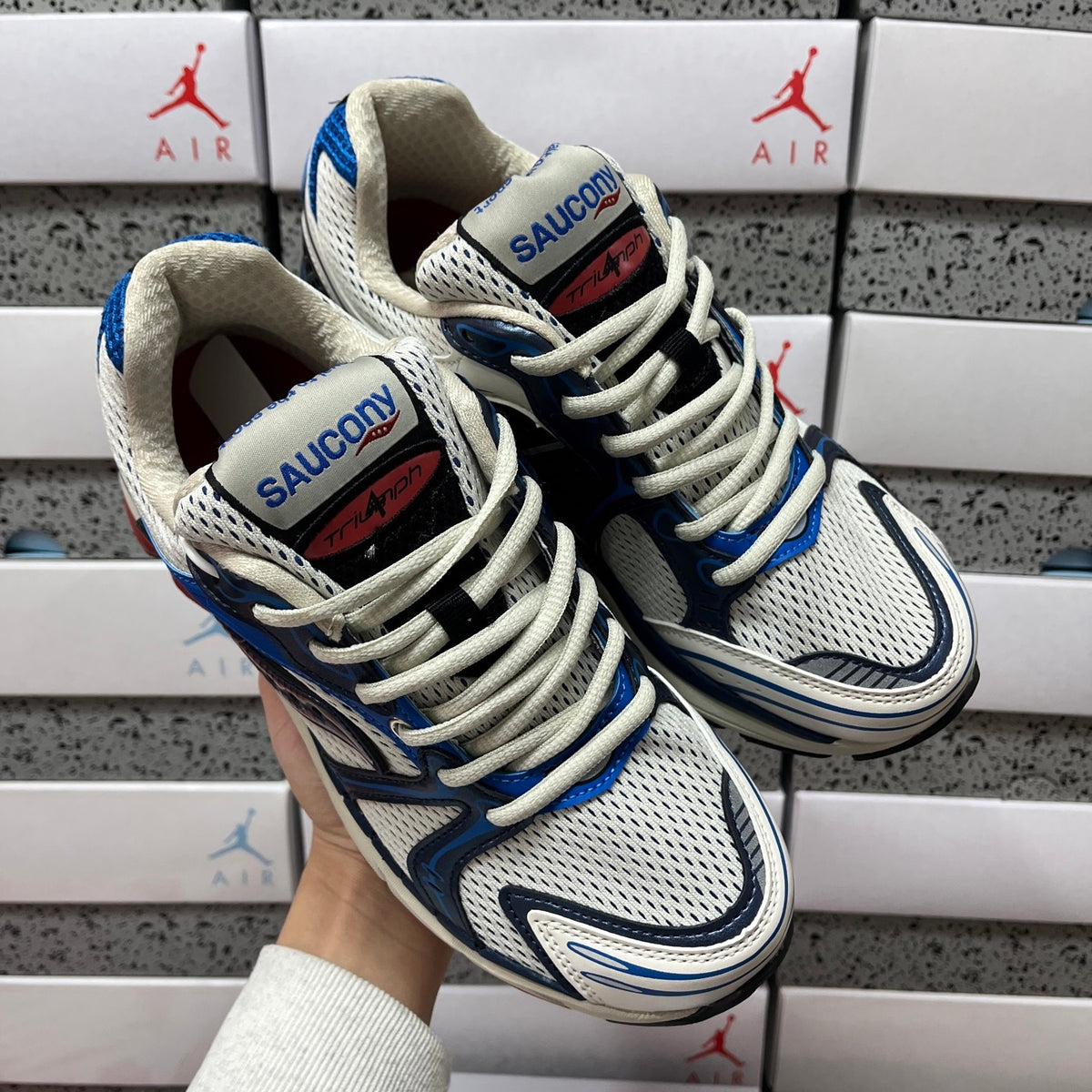 Saucony ProGrid Triumph 4 'Blanc Bleu Royal Rouge' — vue 2