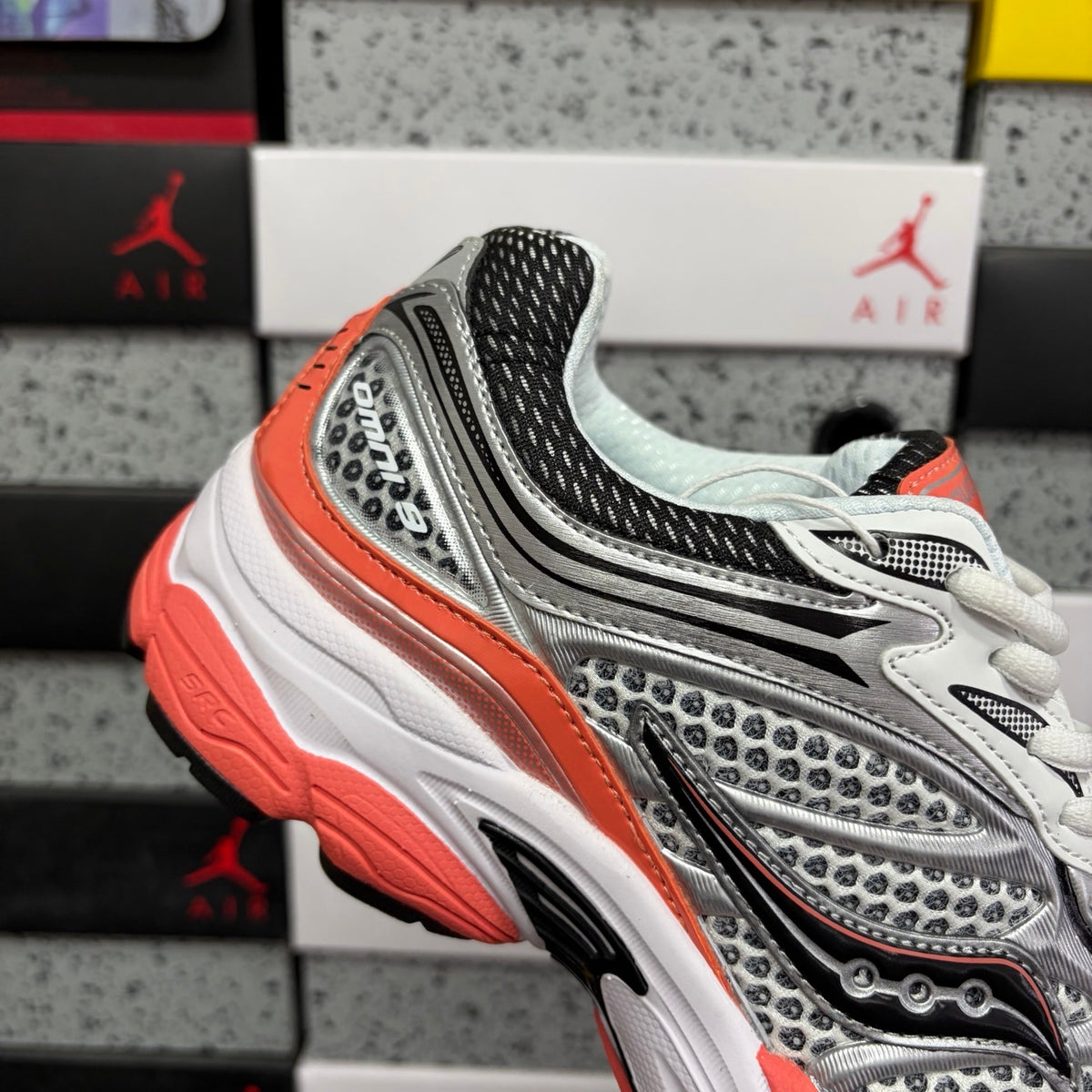Saucony ProGrid Omni 9 'Argent Corail' — vue 8