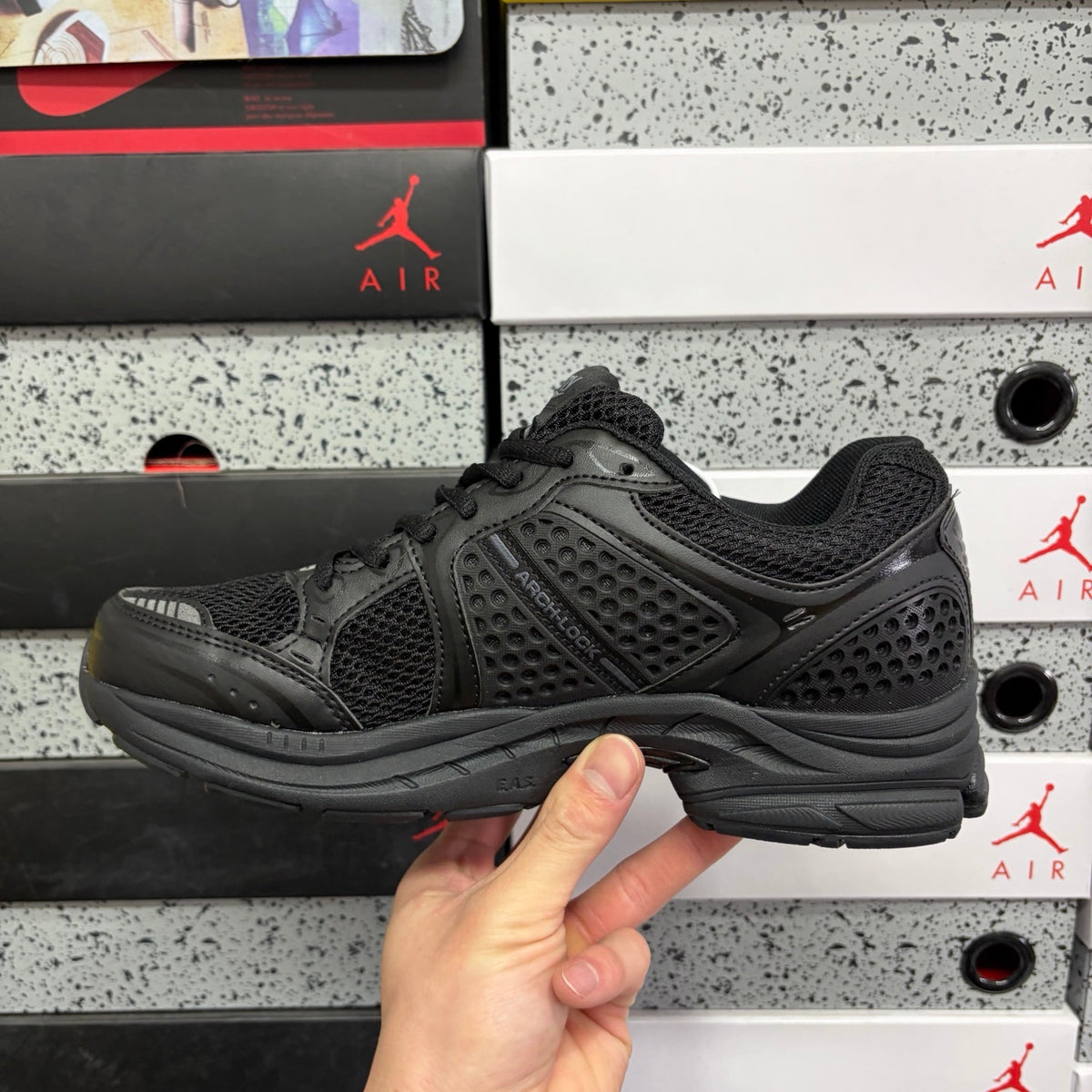 Saucony ProGrid Triumph 4 'Noir Total' — vue 2