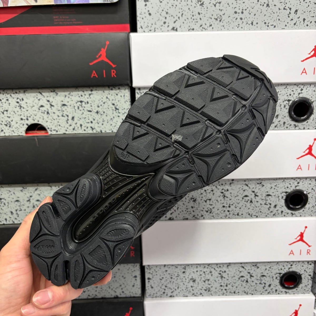Saucony ProGrid Triumph 4 'Noir Total' — vue 3
