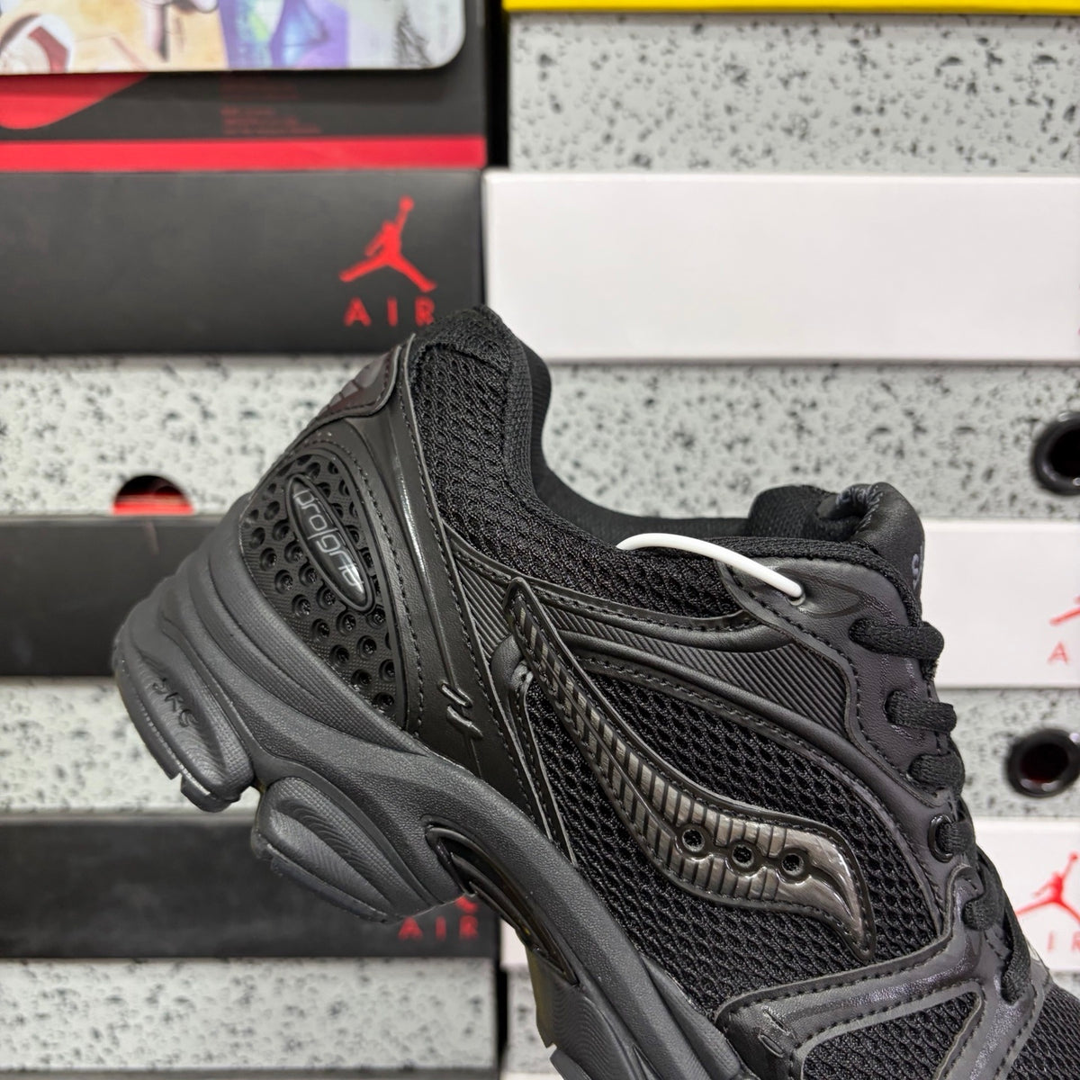 Saucony ProGrid Triumph 4 'Noir Total' — vue 6