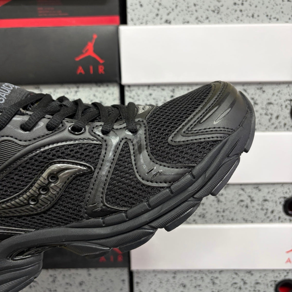 Saucony ProGrid Triumph 4 'Noir Total' — vue 7