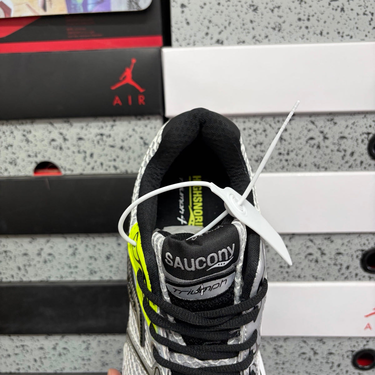 Saucony ProGrid Triumph 4 'Argent Volt Orange' — vue 5