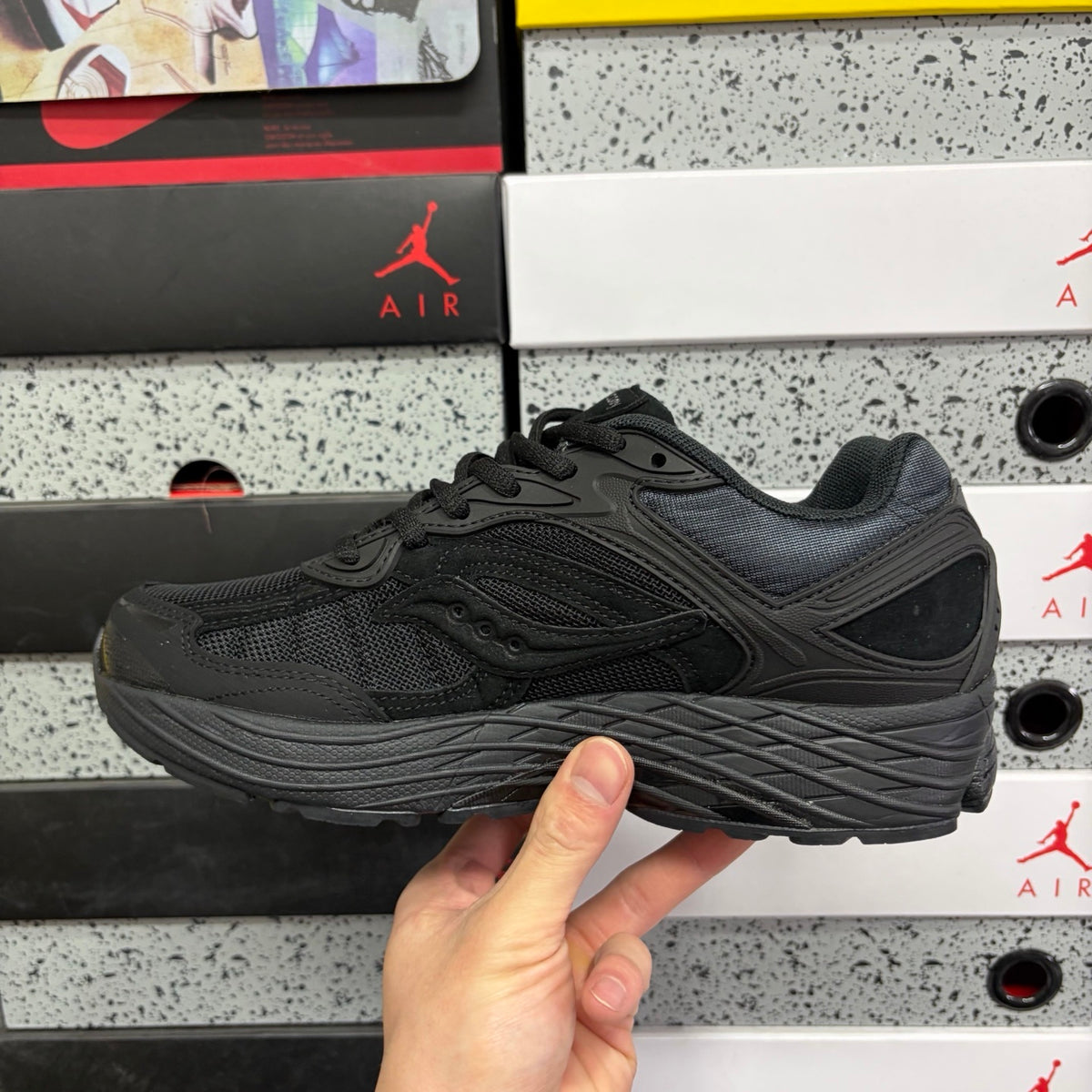 Saucony ProGrid Omni 9 'Noir Total' — vue 2