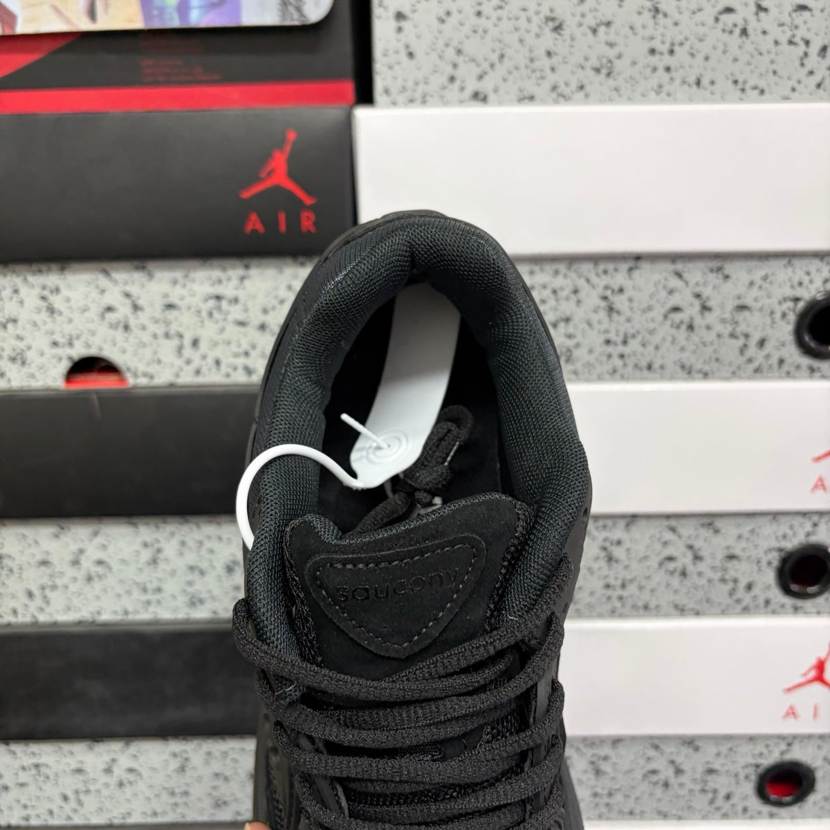 Saucony ProGrid Omni 9 'Noir Total' — vue 5