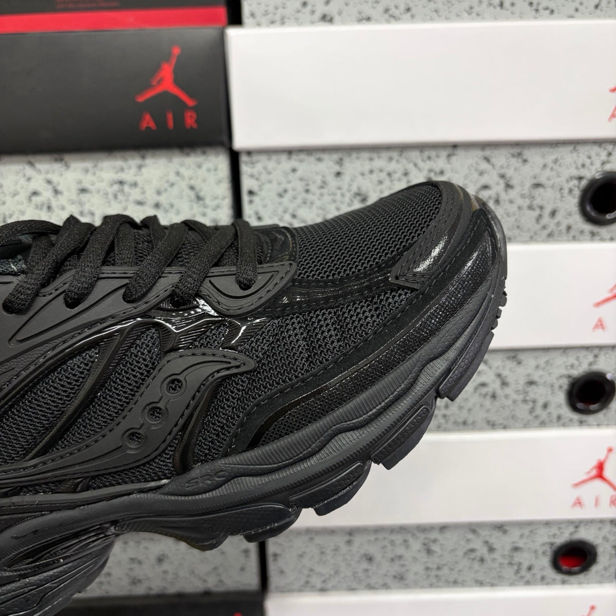 Saucony ProGrid Omni 9 'Noir Total' — vue 7