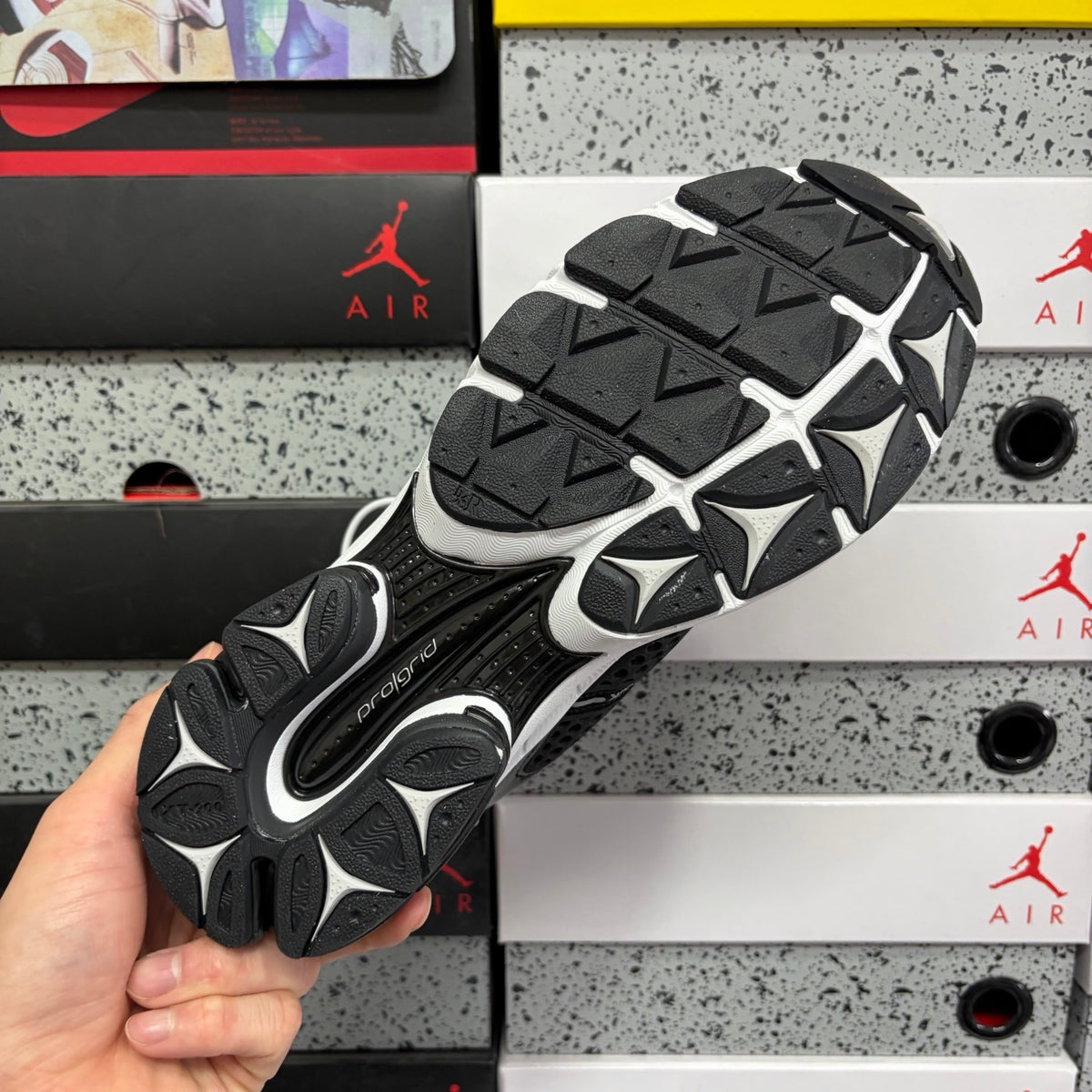 Saucony ProGrid Triumph 4 'Noir Argent Mesh' — vue 3