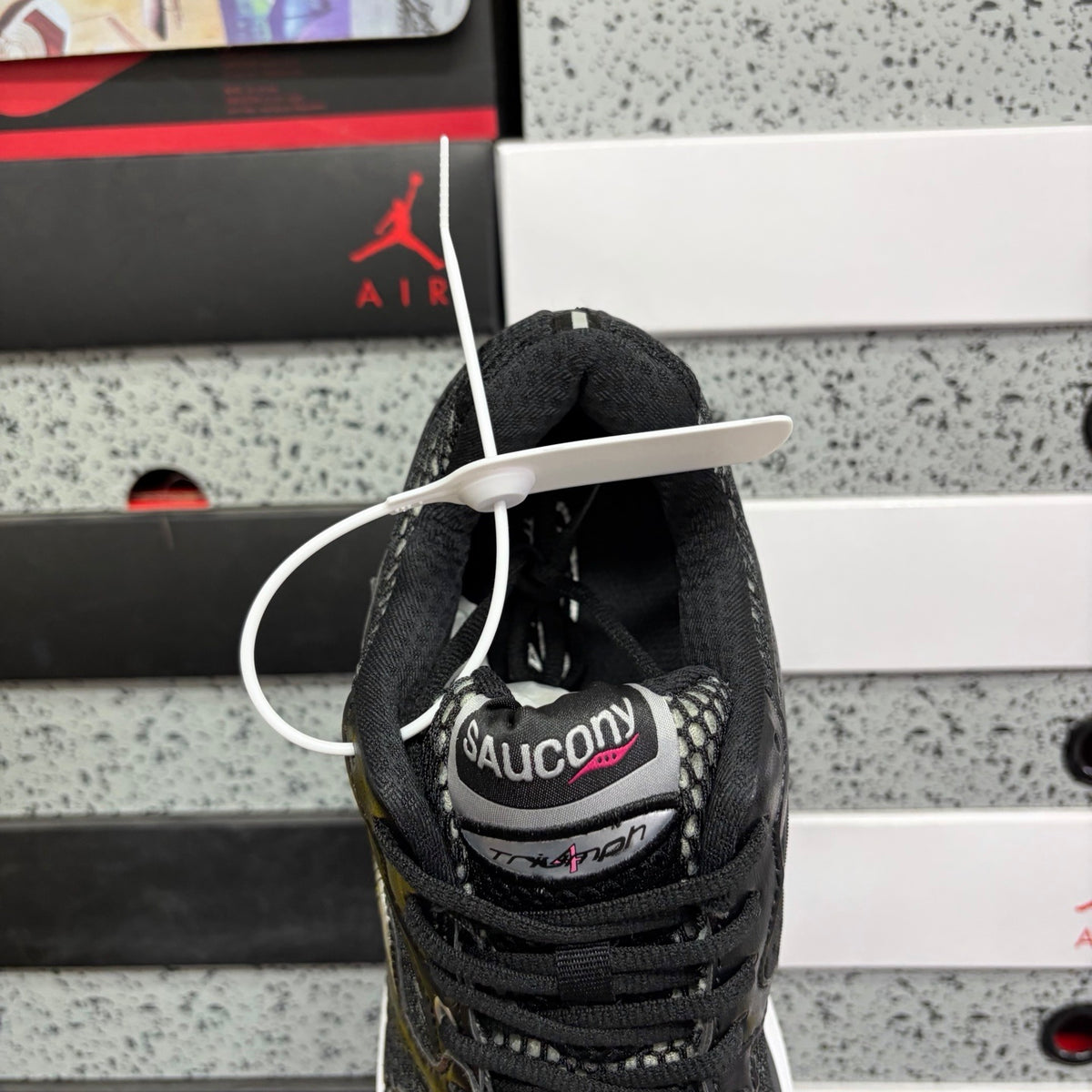 Saucony ProGrid Triumph 4 'Noir Argent Mesh' — vue 5