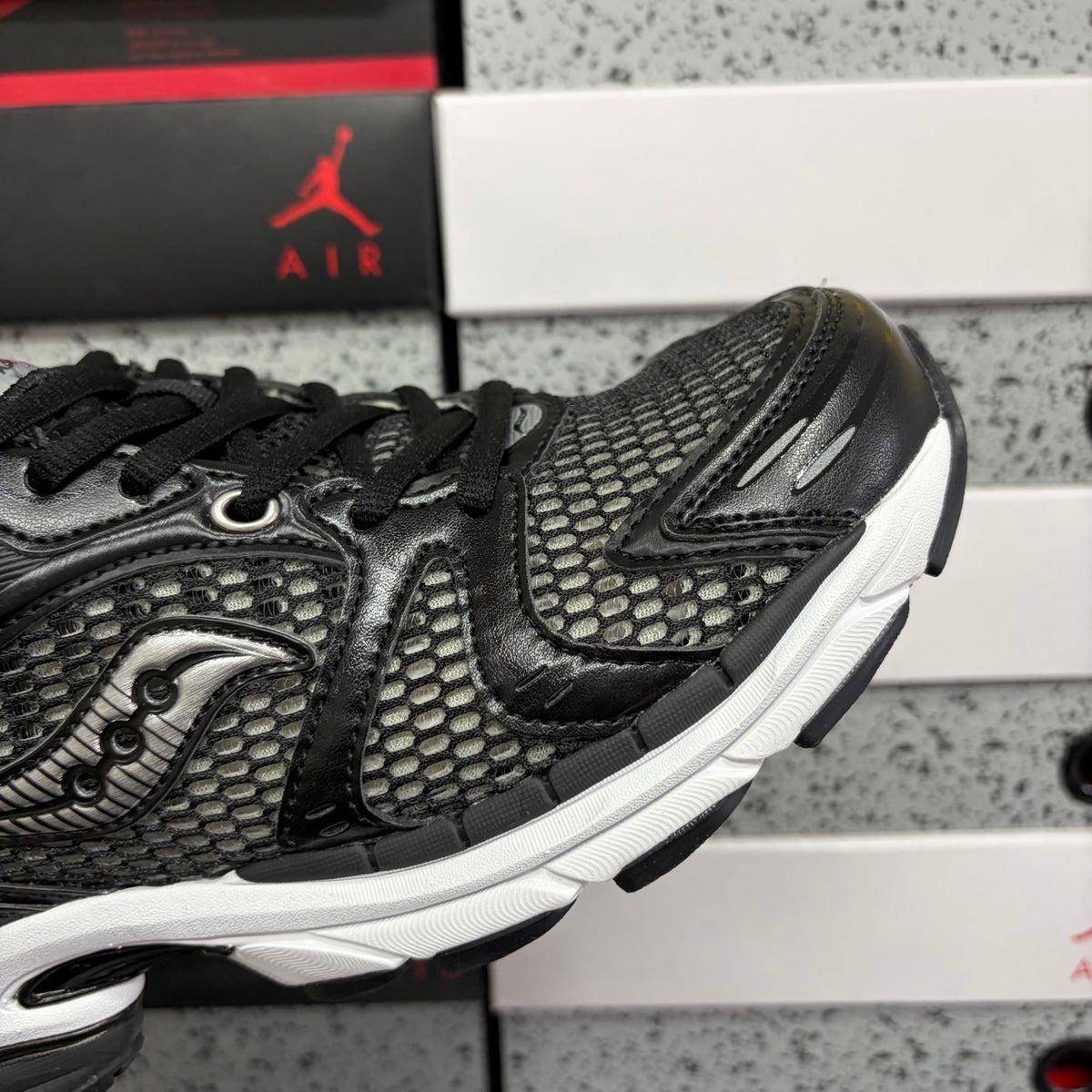Saucony ProGrid Triumph 4 'Noir Argent Mesh' — vue 7