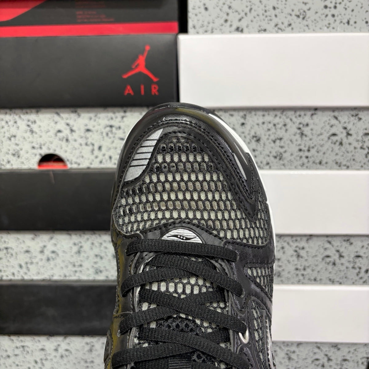 Saucony ProGrid Triumph 4 'Noir Argent Mesh' — vue 8