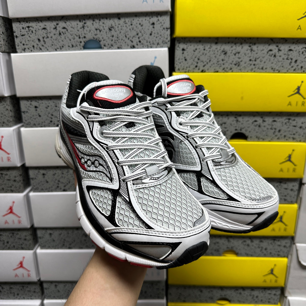 Saucony ProGrid Guide 7 'Argent Bordeaux' — vue 2