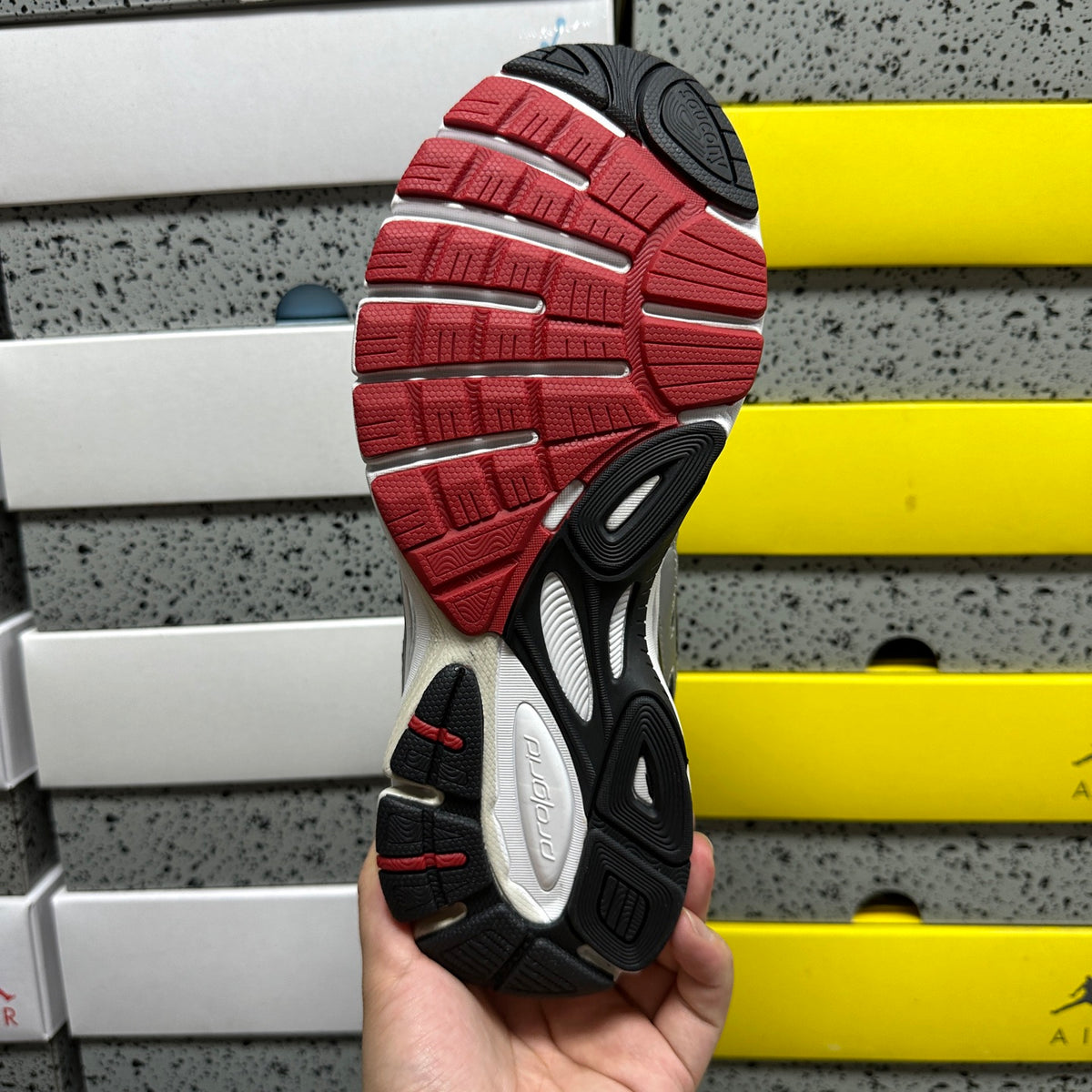 Saucony ProGrid Guide 7 'Argent Bordeaux' — vue 4