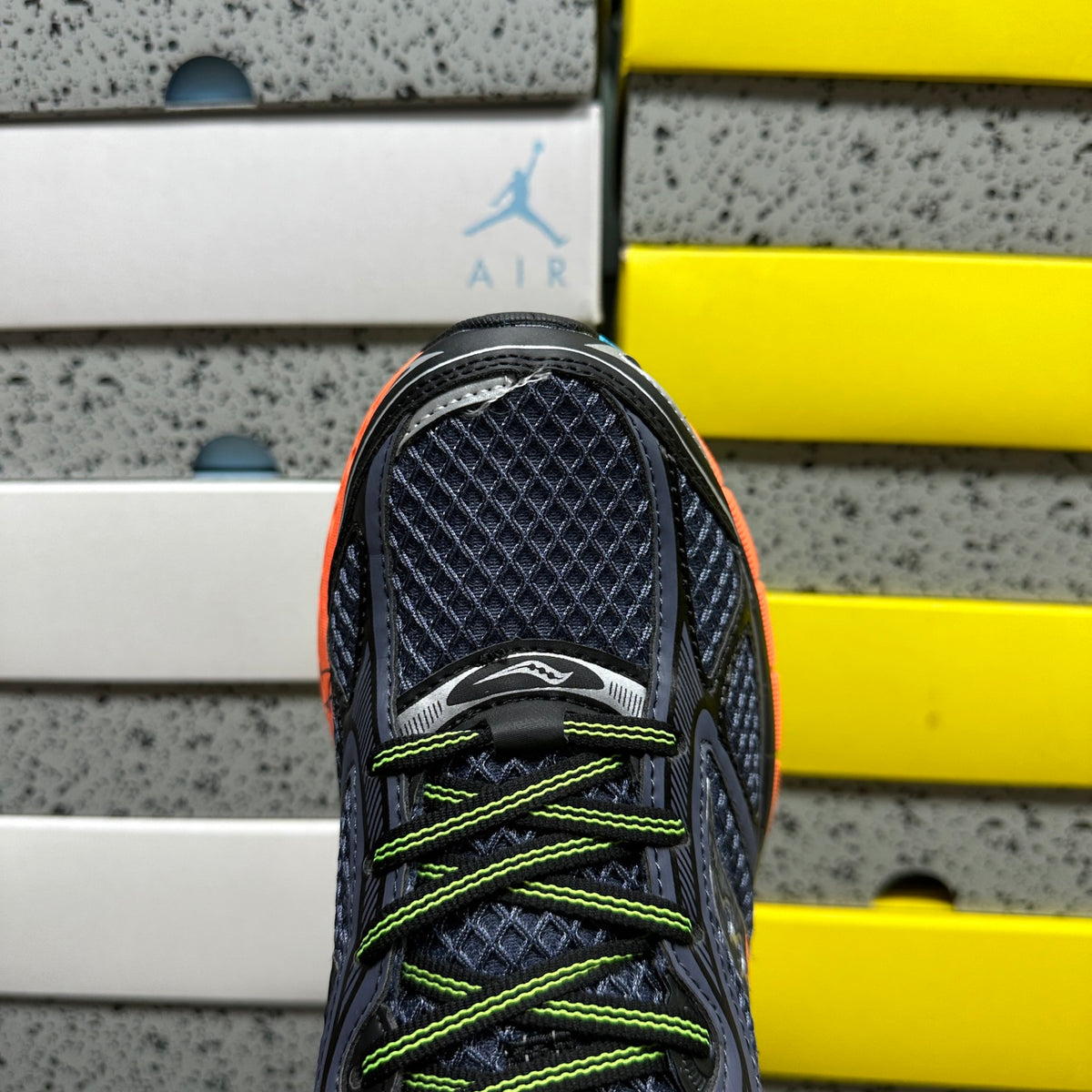 Saucony ProGrid Guide 7 'Gris Anthracite Orange Volt' — vue 9