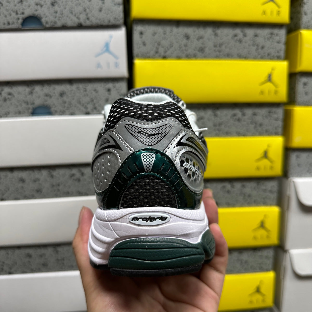 Saucony ProGrid Omni 9 'Argent Noir Vert Pin' — vue 3