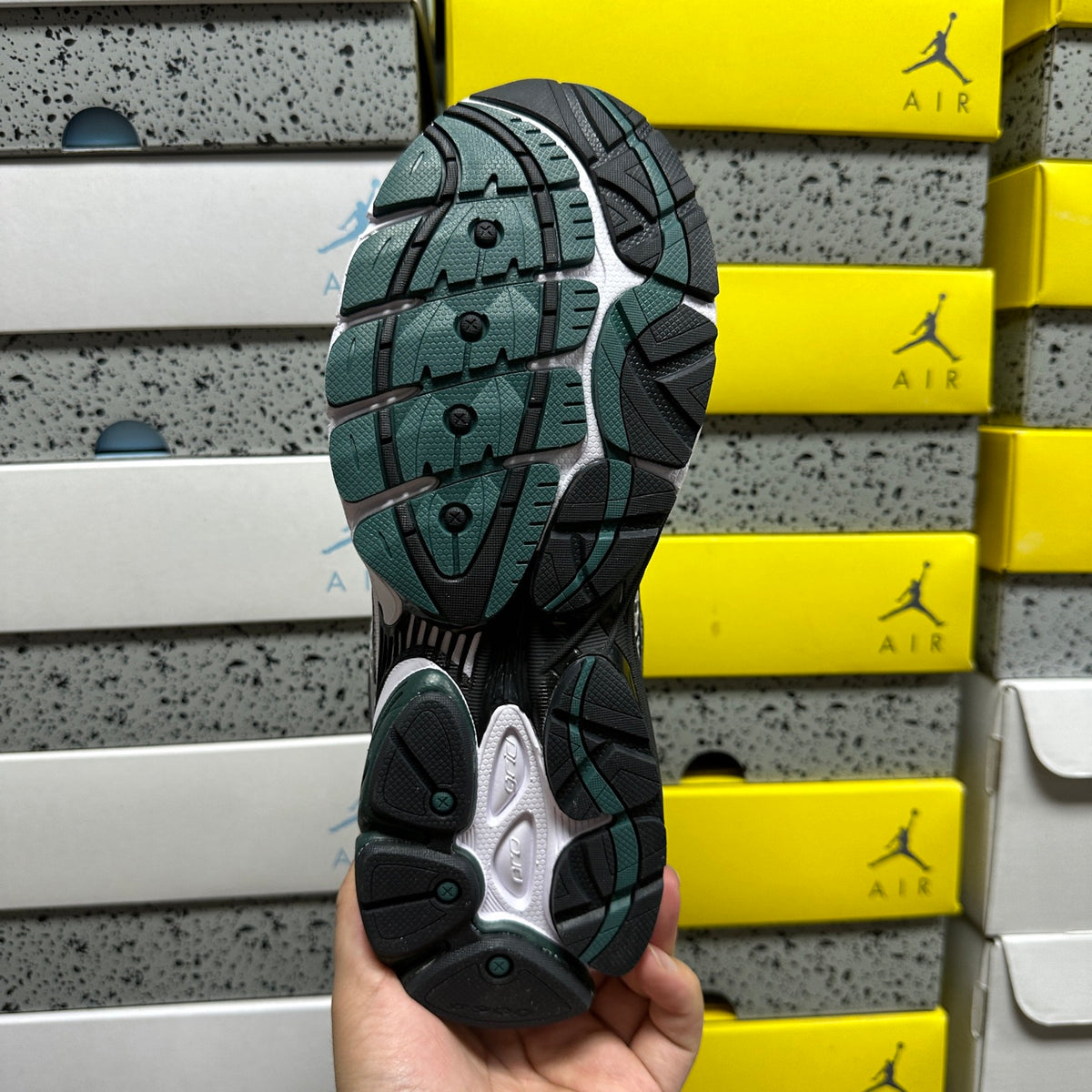 Saucony ProGrid Omni 9 'Argent Noir Vert Pin' — vue 4