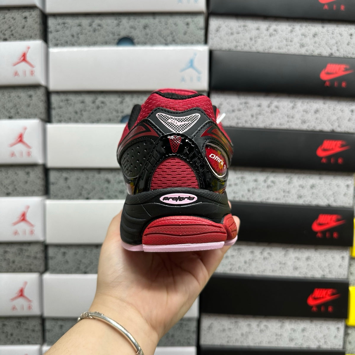 Saucony ProGrid Omni 9 'Rouge Noir' — vue 3