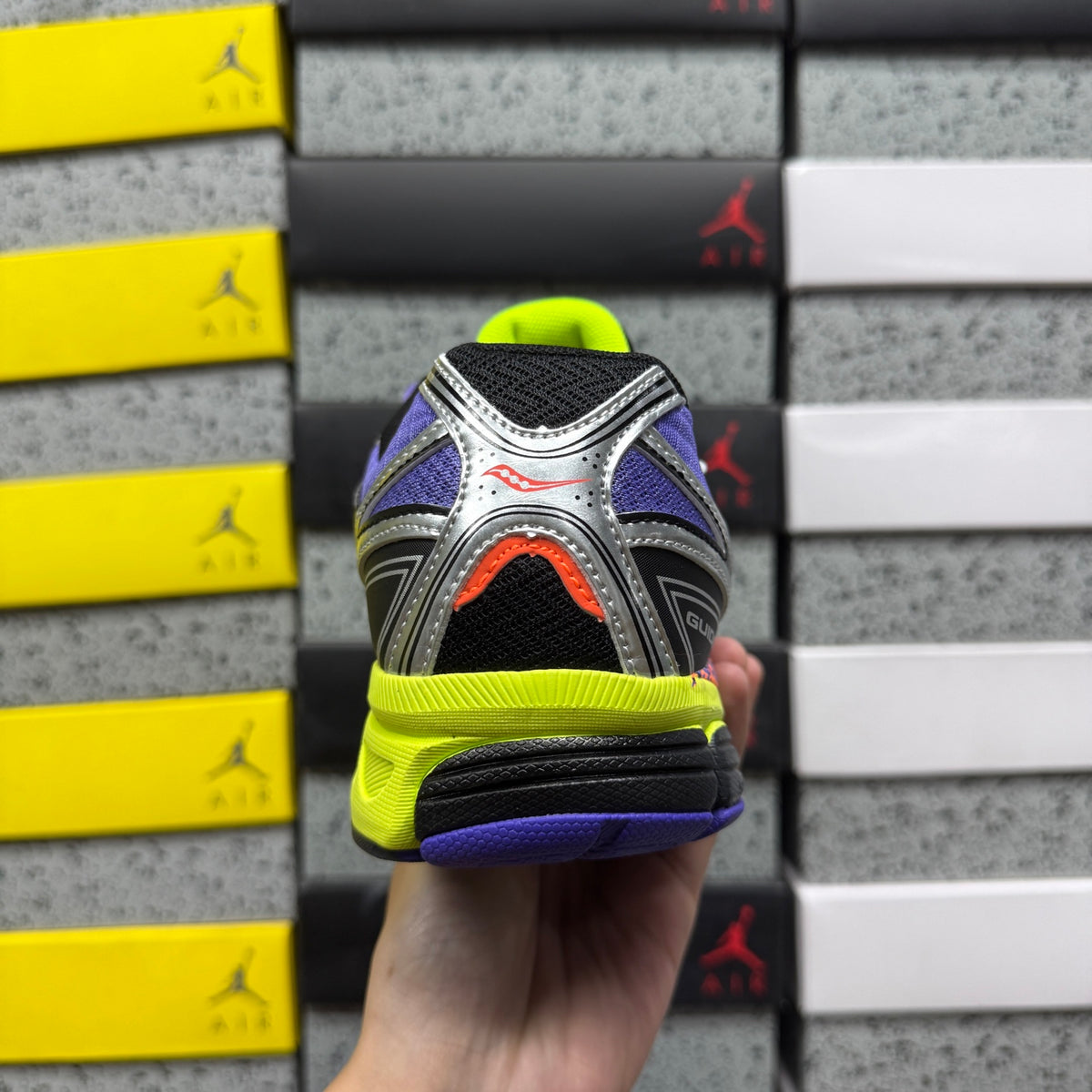 Saucony ProGrid Guide 7 'Violet Volt' — vue 3