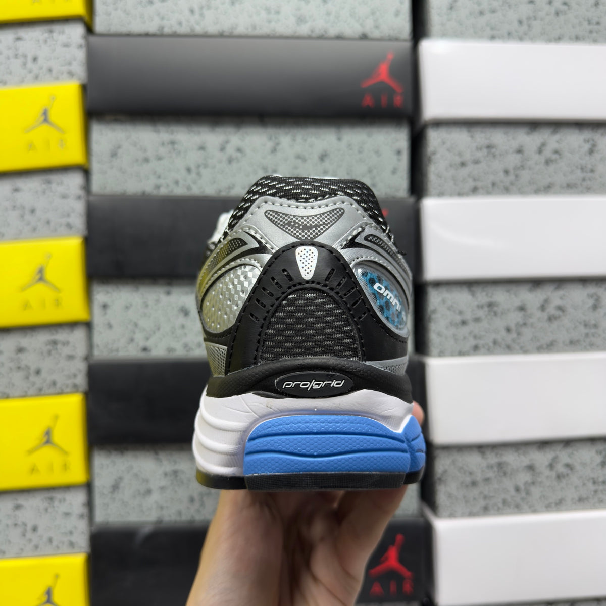 Saucony ProGrid Omni 9 'Noir Bleu Turquoise' — vue 3