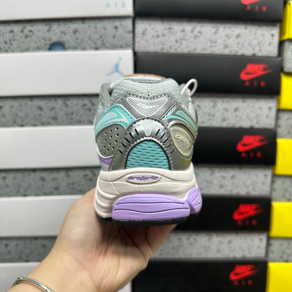 Saucony ProGrid Omni 9 'Argent Lilas Turquoise' — vue 3