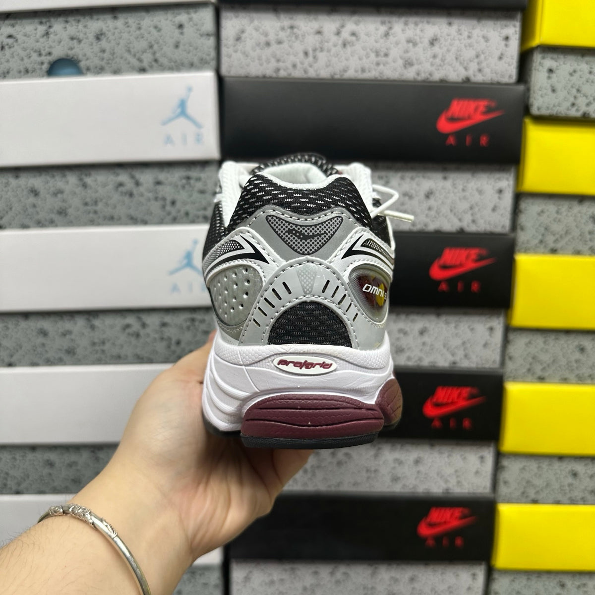 Saucony ProGrid Omni 9 'Blanc Bordeaux Argent' — vue 3