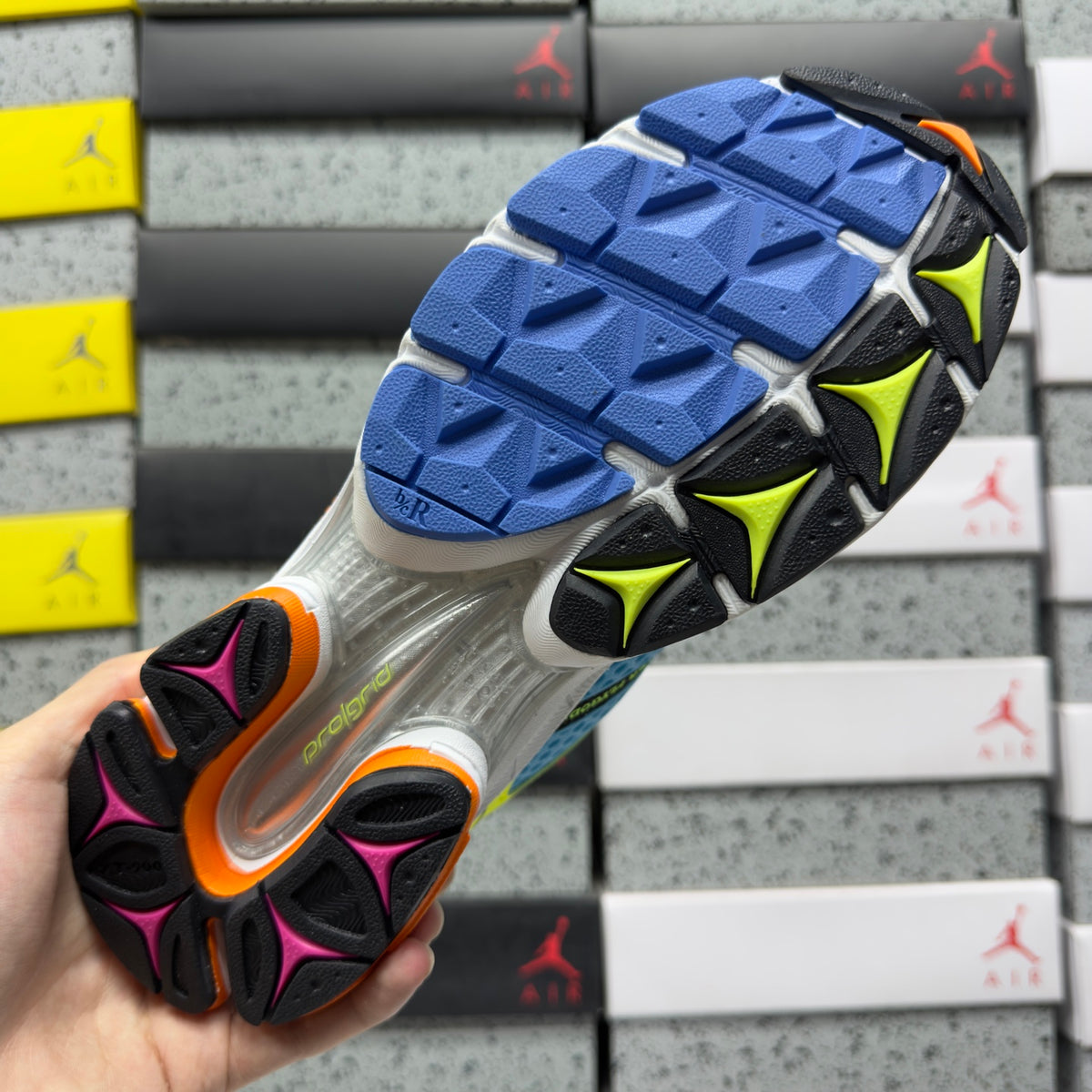 Saucony ProGrid Omni 9 'Vert Fluo Orange' — vue 3
