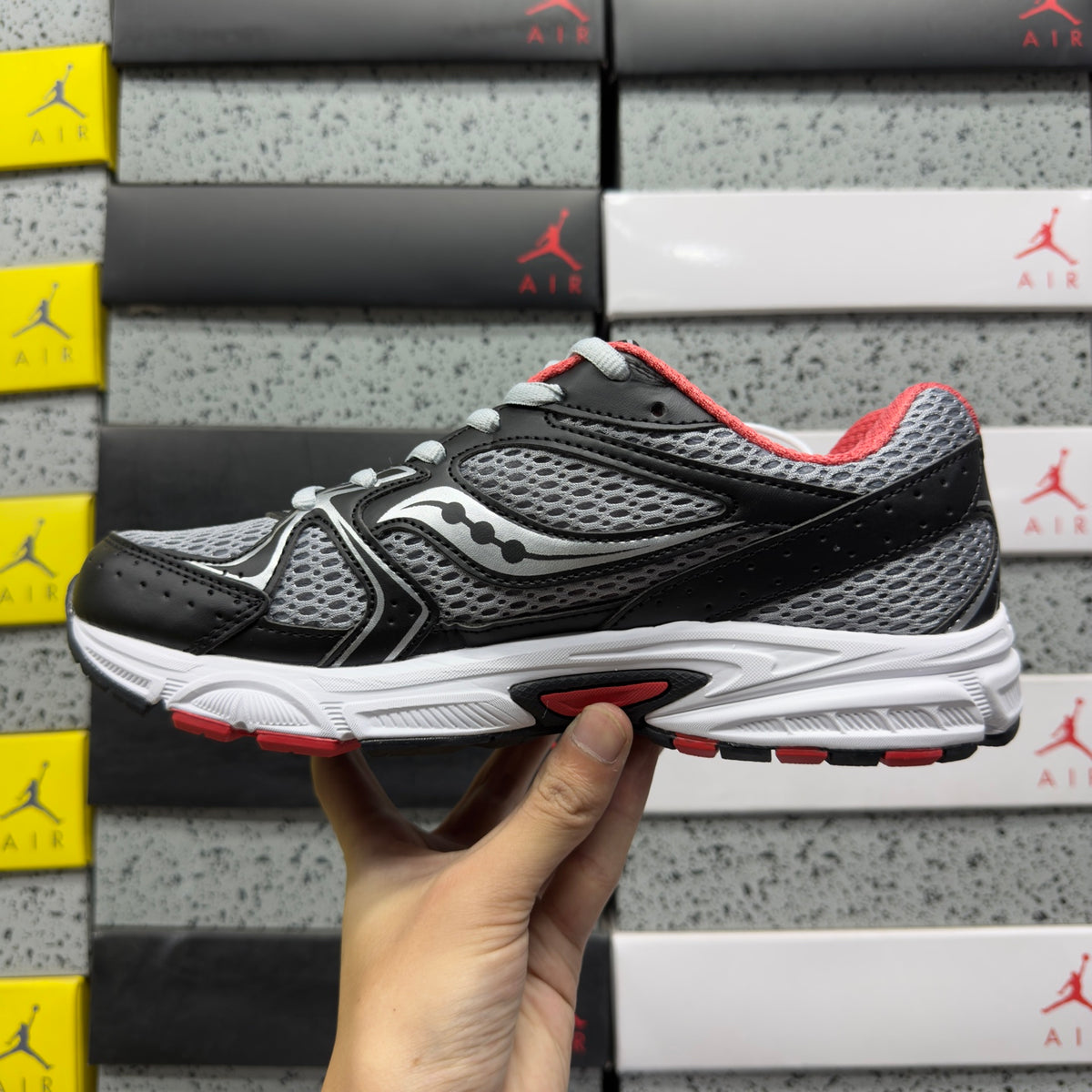 Saucony Ride Millennium 'Gris Noir Rouge' — vue 2