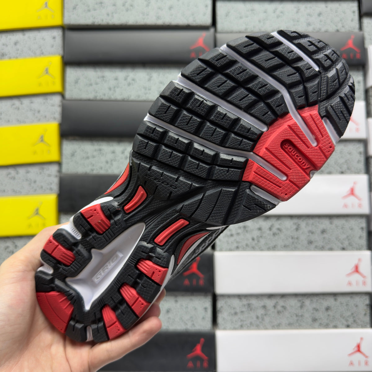 Saucony Ride Millennium 'Gris Noir Rouge' — vue 3