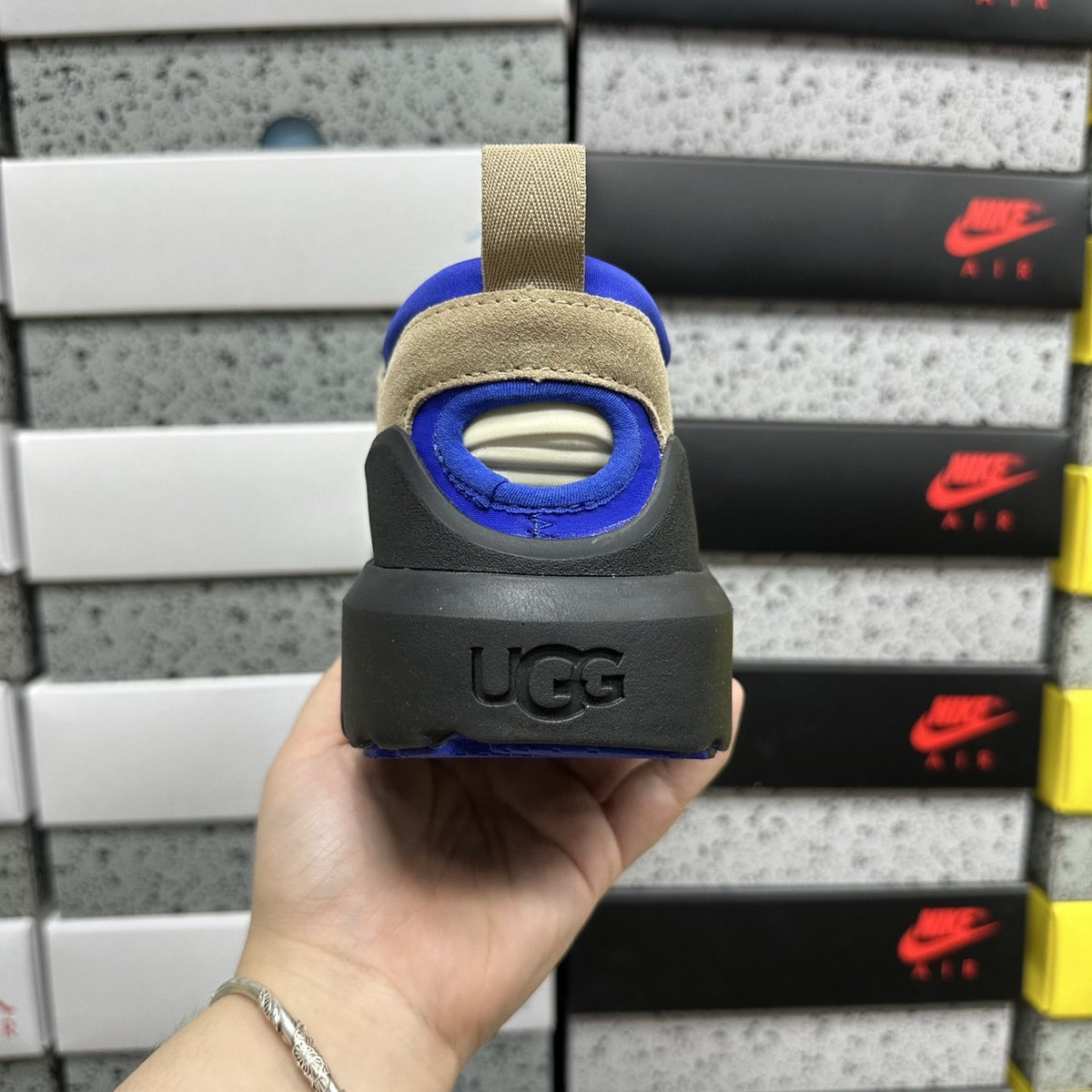 UGG CA805 Trainer 'Black Grey Blue' — vue 4