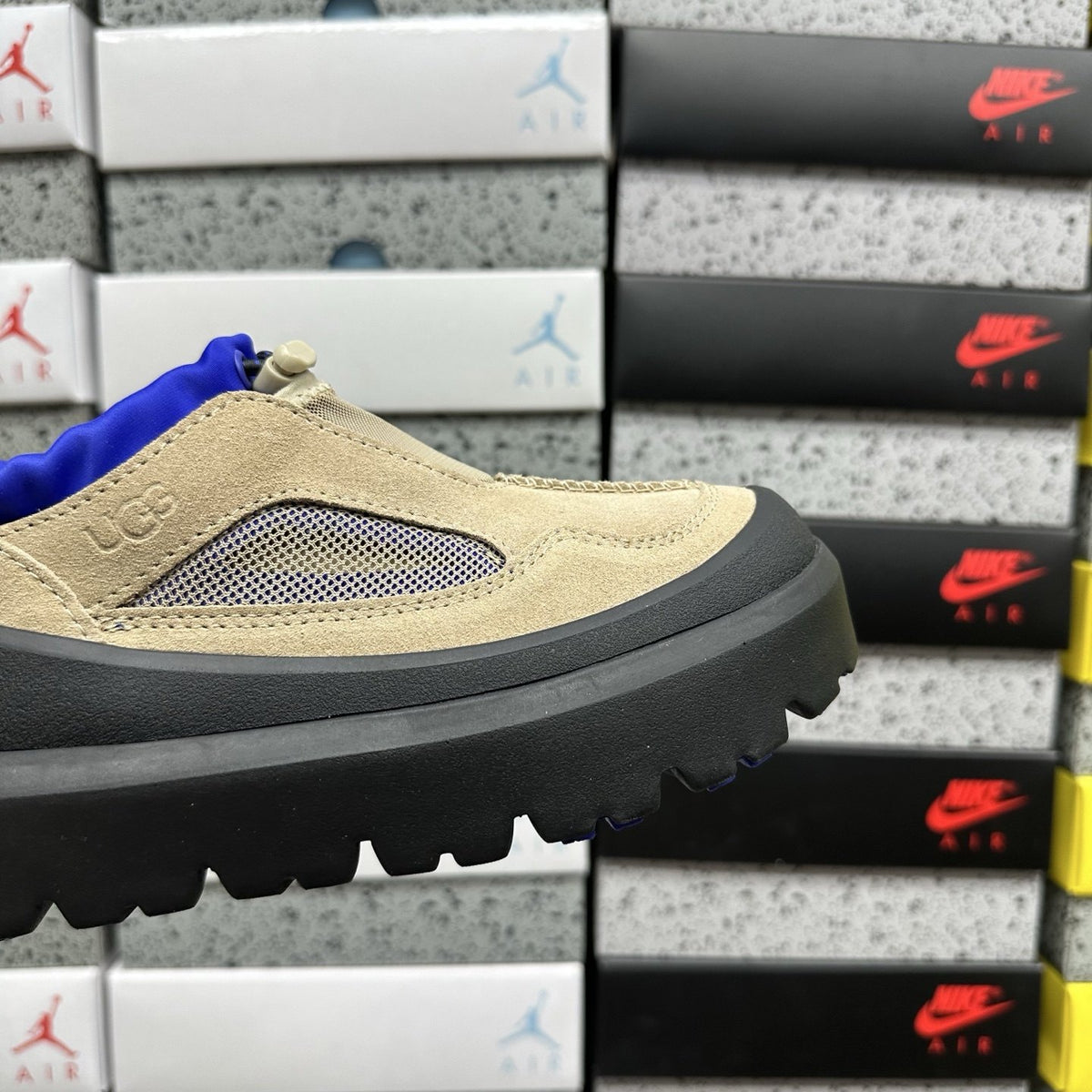 UGG CA805 Trainer 'Black Grey Blue' — vue 7