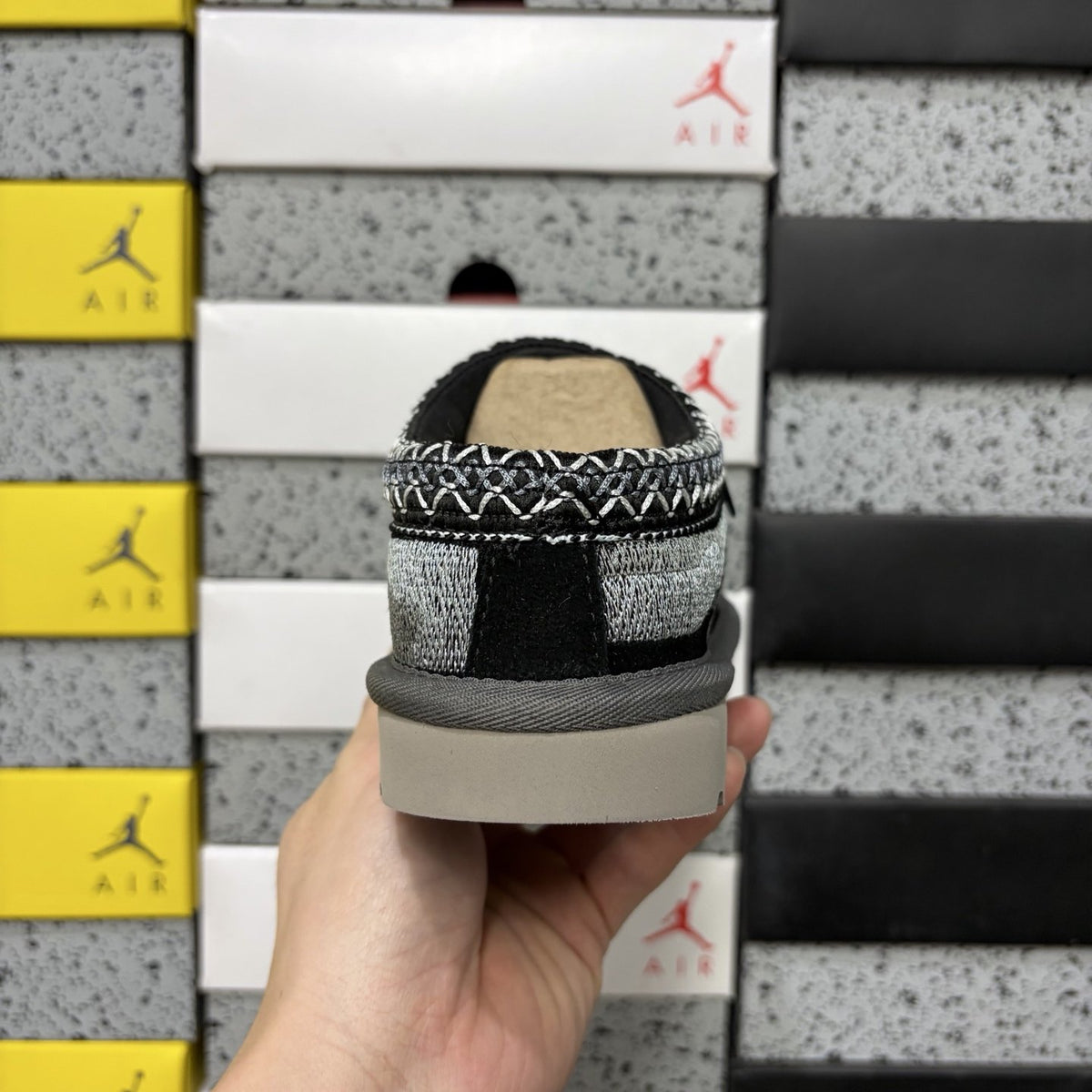 UGG Tazz Dragon 'Black' — vue 4