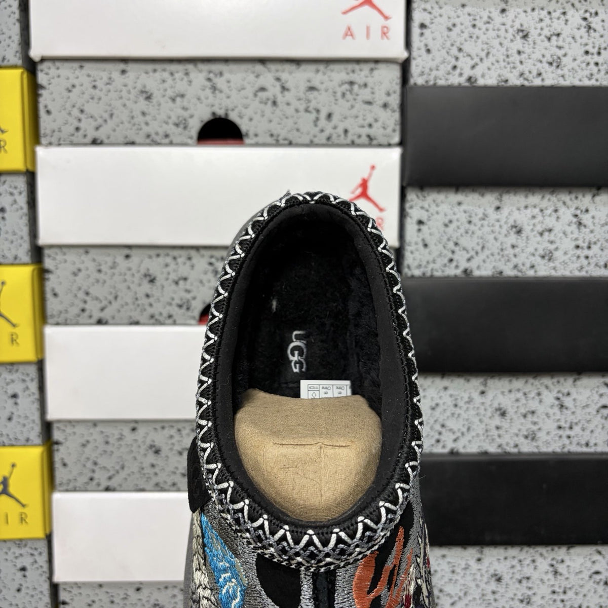 UGG Tazz Dragon 'Black' — vue 5