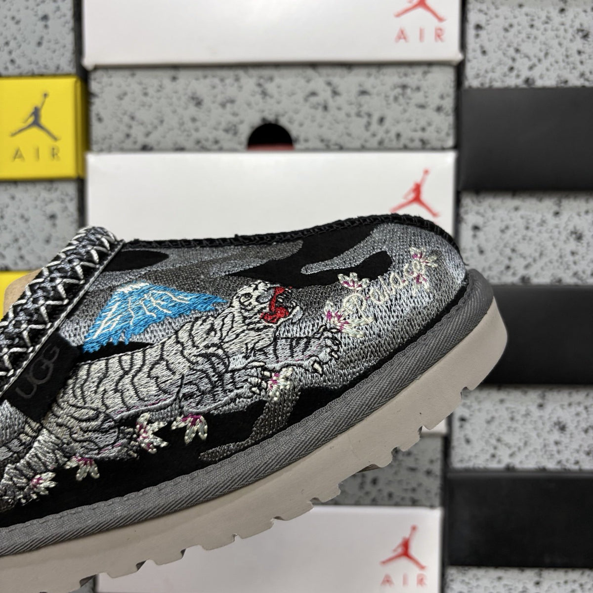 UGG Tazz Dragon 'Black' — vue 7