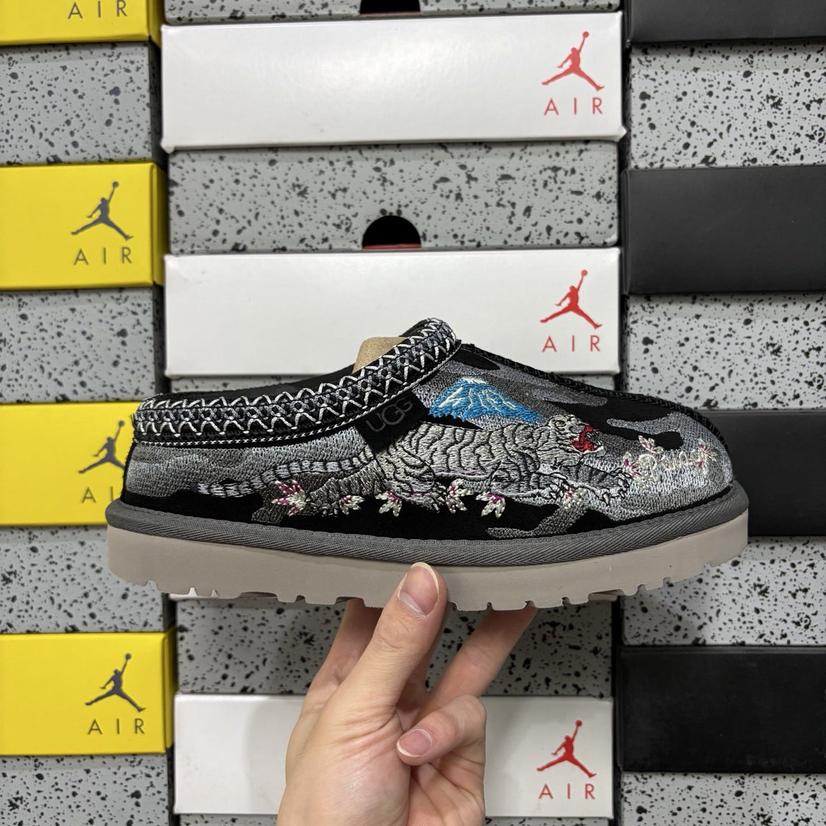 UGG Tazz Dragon 'Black' — vue 9
