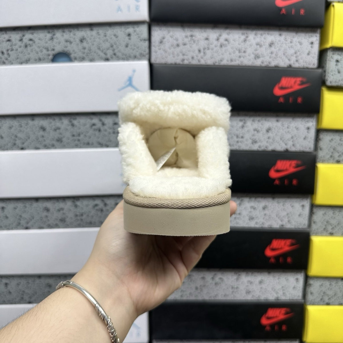 UGG Tasman Embroidered 'Khaki' — vue 3