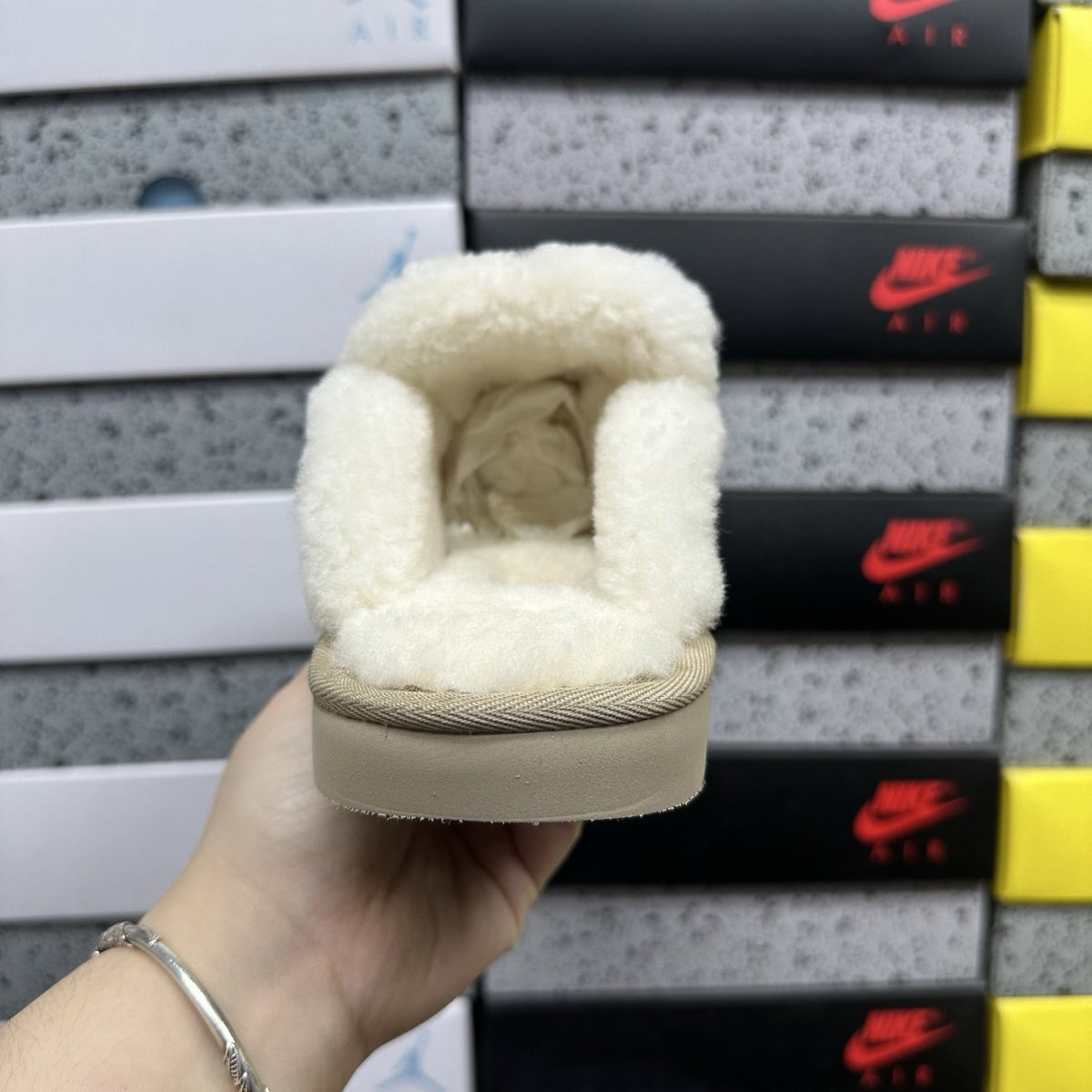 UGG Tasman Embroidered 'Sand' — vue 3