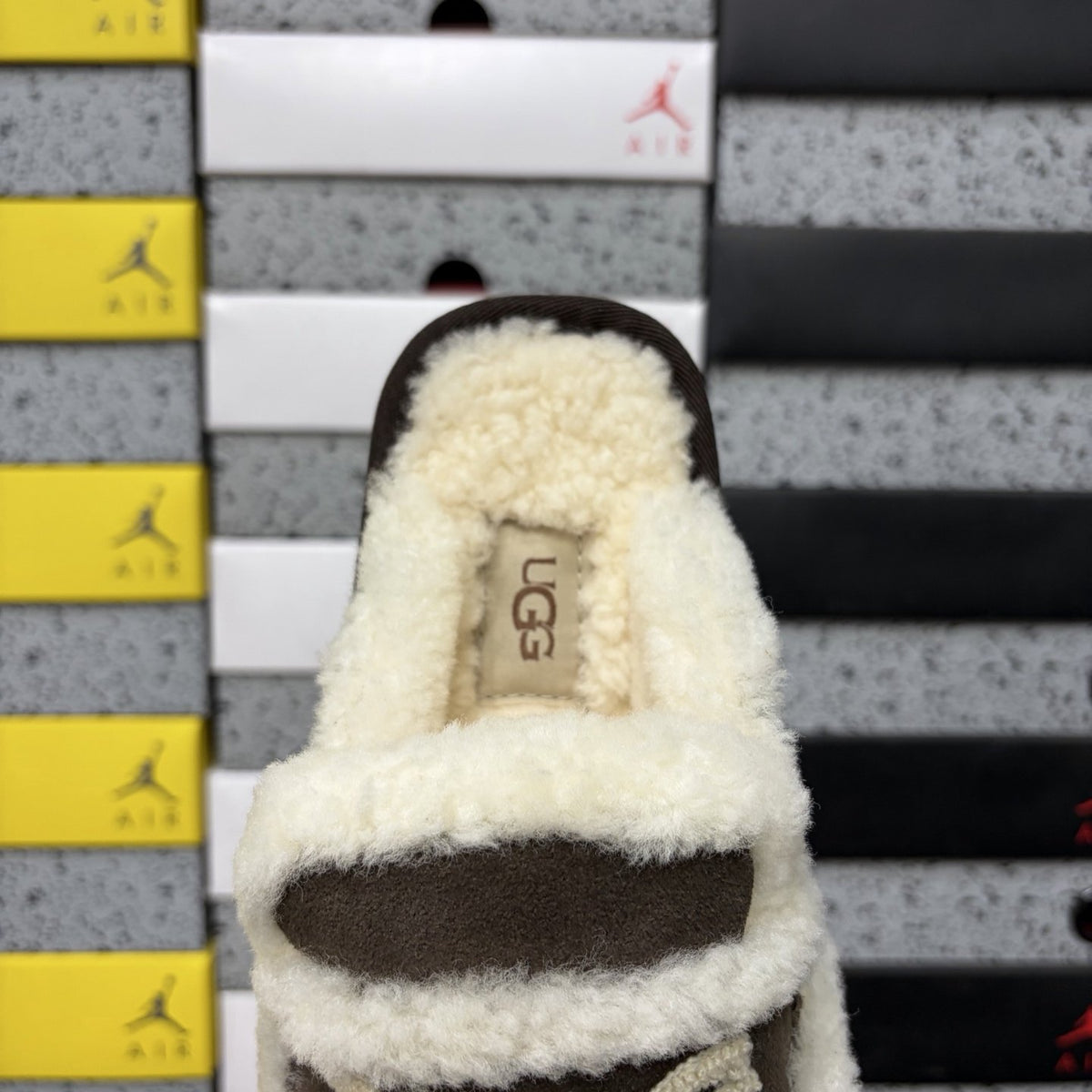 UGG Tasman Embroidered 'Chocolate' — vue 5