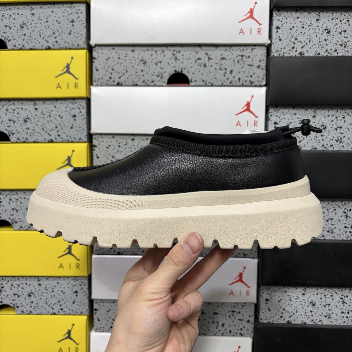 UGG Tasman Weather Hybrid 'Black Leather' — vue 2