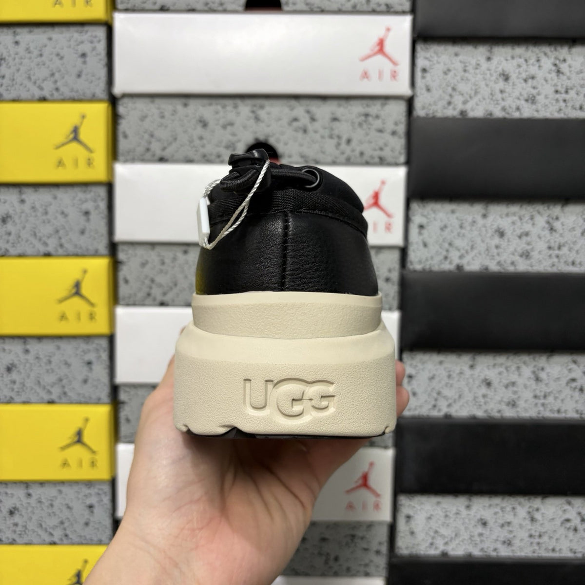 UGG Tasman Weather Hybrid 'Black Leather' — vue 4