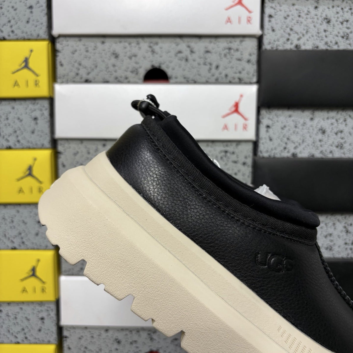 UGG Tasman Weather Hybrid 'Black Leather' — vue 6