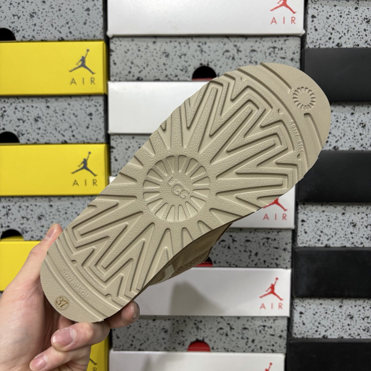 UGG Lowmel 'Sand' — vue 3