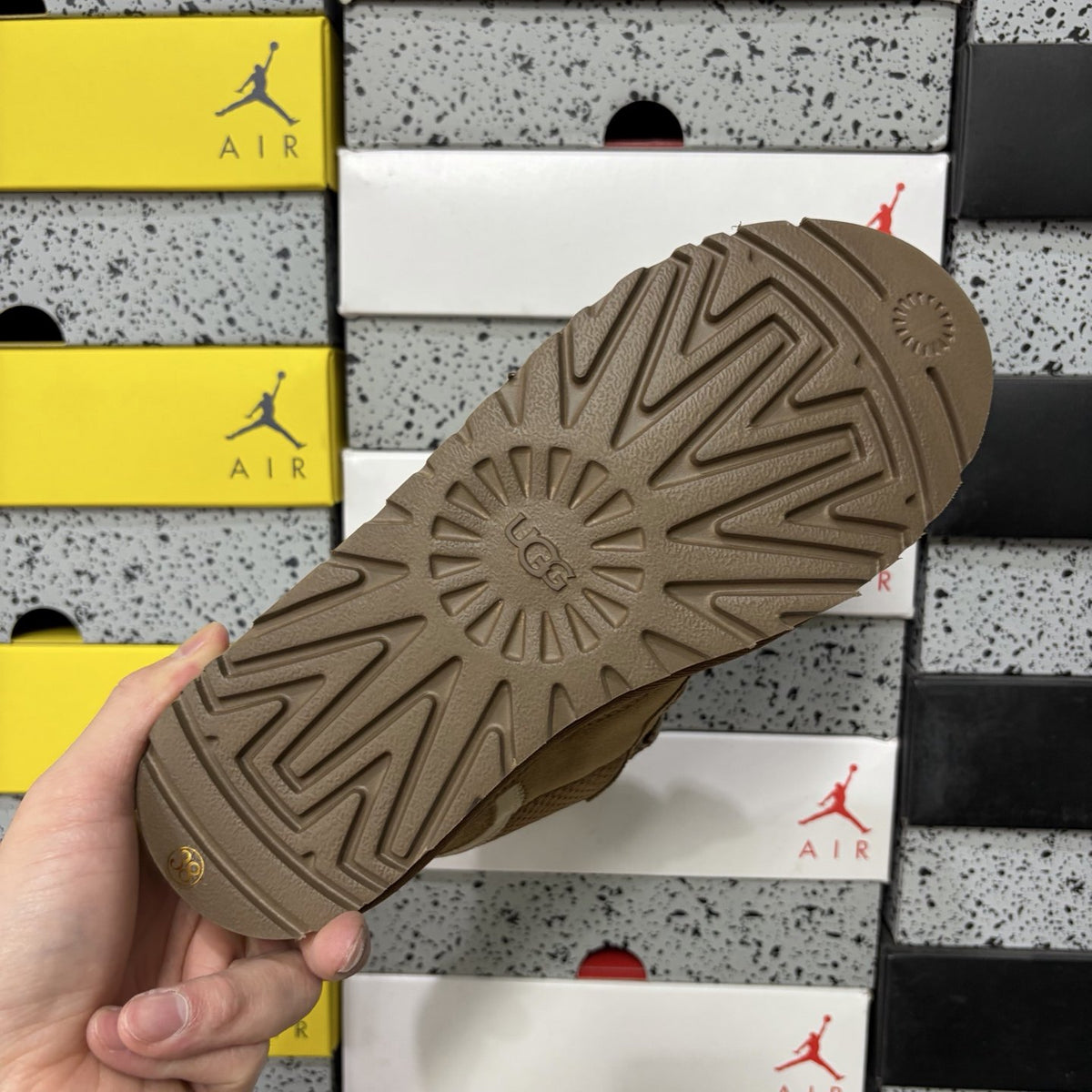 UGG Lowmel 'Chestnut' — vue 3