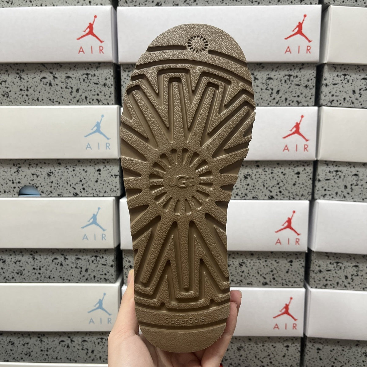 UGG Classic Mini II 'Sand' — vue 3