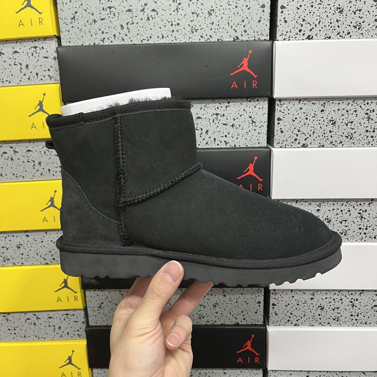 UGG Classic Mini II 'Black' — vue 2