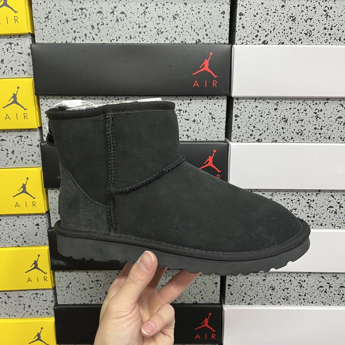 UGG Classic Mini II 'Black' — vue 9
