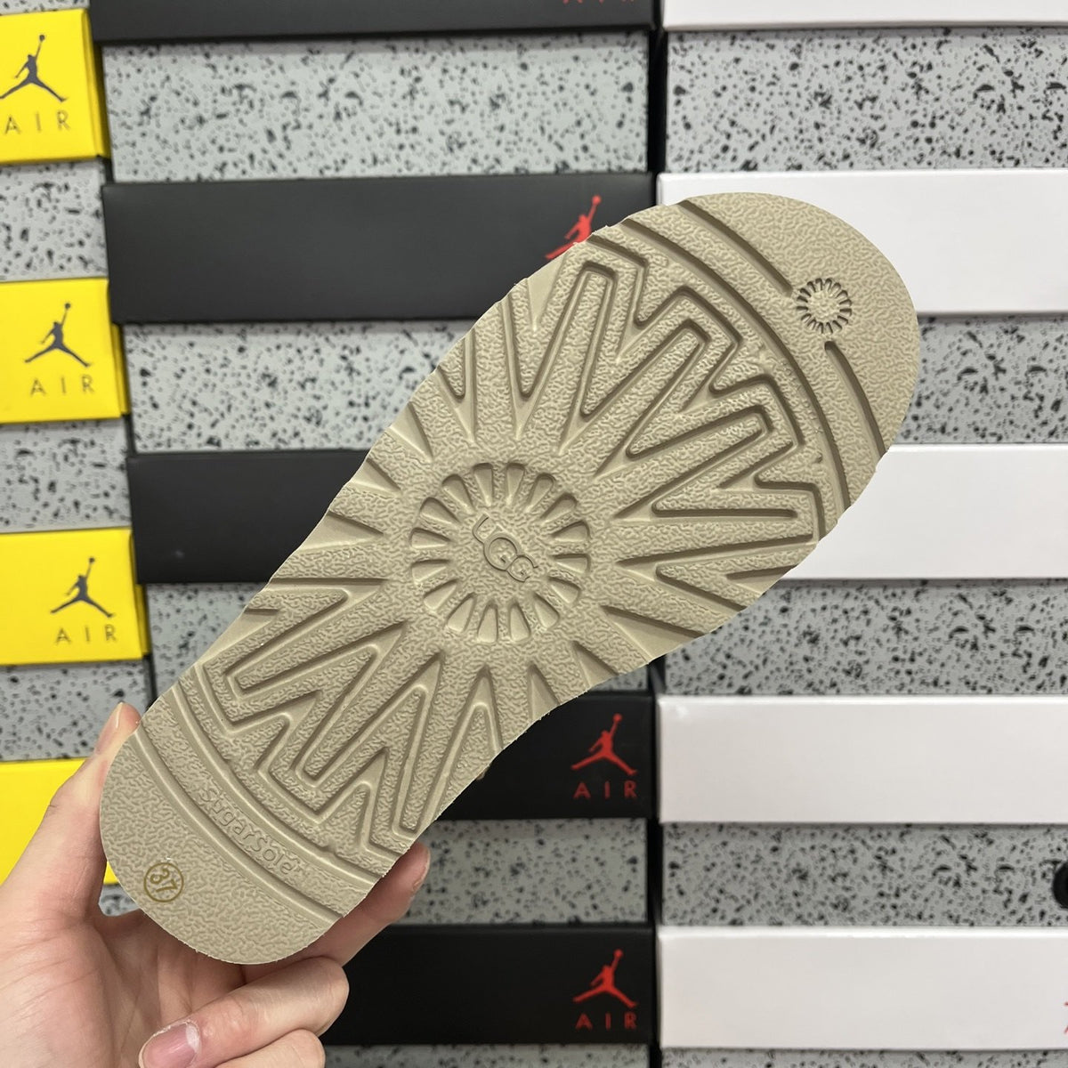 UGG Classic Short Platform 'Sand' — vue 3